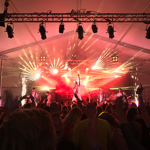 Feest in tent 2